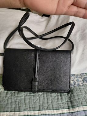 Classic Black Leather Crossbody Bag - Unbranded